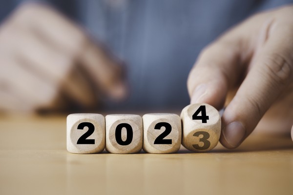 Read more about the article Resolusi 2024 : Menyongsong Tahun Baru dengan Optimisme dan Perubahan